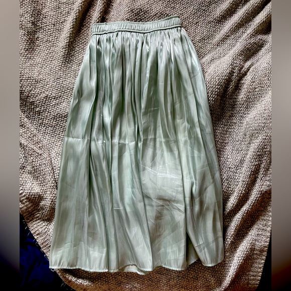 Iridescent Sage Green high waisted pleated midi skirt - Picture 2 of 2
